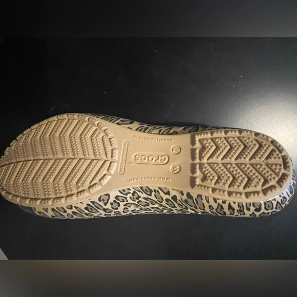 Crocs Leopard Print Black Cap Round Toe Size 7 - Picture 7 of 11